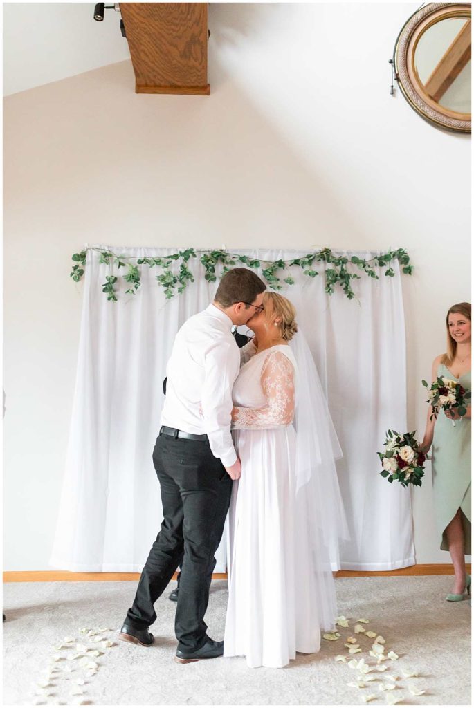 Tinley Park Wedding Pictures in the rain-Illinois Wedding Photographer
